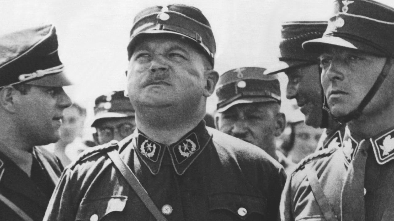 Ernst Röhm (m.), Stabschef der SA (Sturmabteilung), in einer zeitgenössischen Aufnahme Ernst Röhm (m.), Stabschef der SA (Sturmabteilung), in einer zeitgenössischen Aufnahme