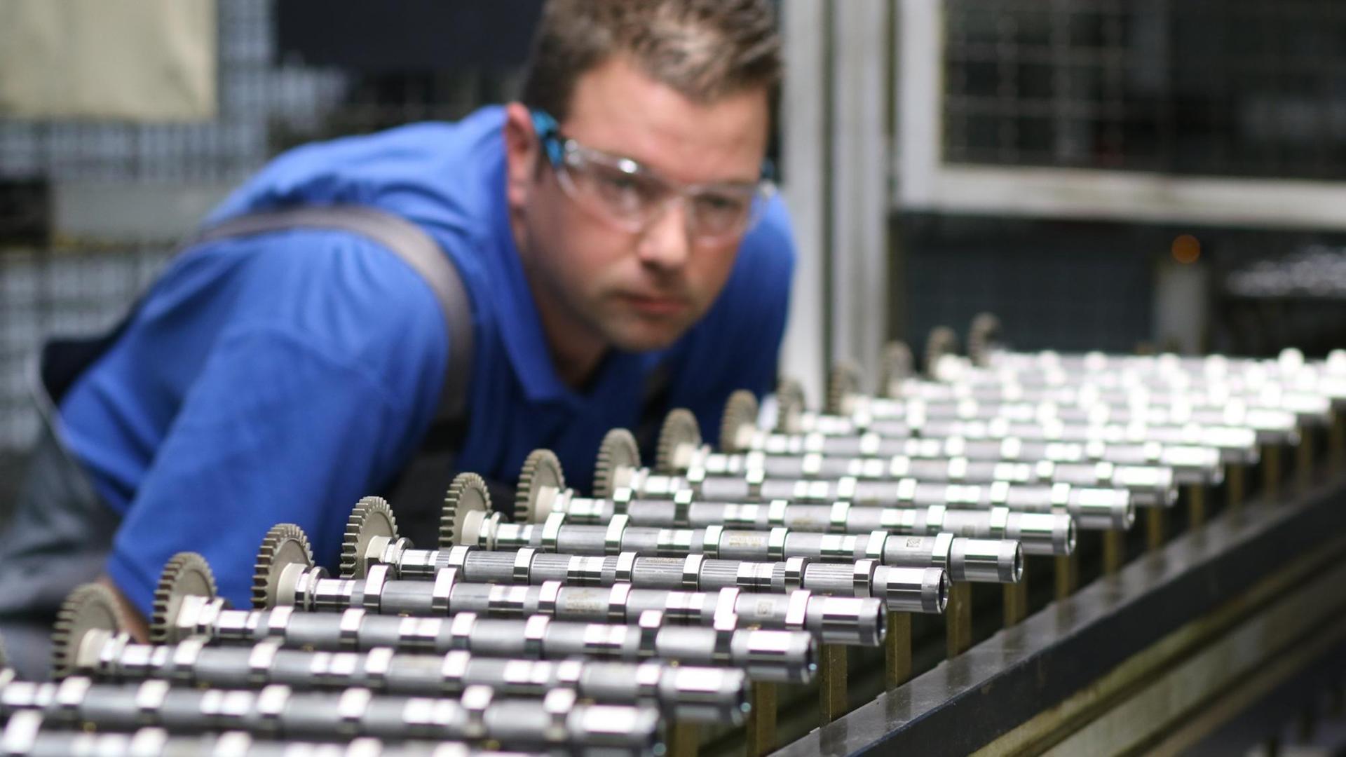 21.02.2019, Sachsen-Anhalt, Ilsenburg: Christian Wieser überprüft Nockenwellen für ein Fahrzeug der Marke BMW. Das Unternehmen ThyssenKrupp Presta Ilsenburg GmbH erweitert seine Produktion und investiert einen zweistelligen Millionenbetrag in eine neue Fertigungshalle sowie in neue Produktionsanlagen. 21.02.2019, Sachsen-Anhalt, Ilsenburg: Christian Wieser überprüft Nockenwellen für ein Fahrzeug der Marke BMW. Das Unternehmen ThyssenKrupp Presta Ilsenburg GmbH erweitert seine Produktion und investiert einen zweistelligen Millionenbetrag in eine neue Fertigungshalle sowie in neue Produktionsanlagen.