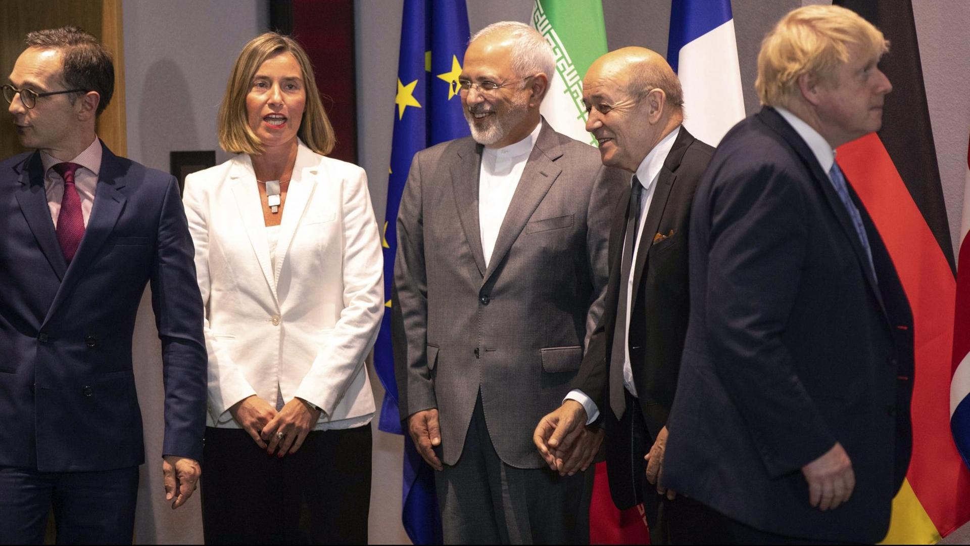 Die EU-Außenbeauftragte Mogherini mit den Außenministern Deutschlands, Frankreichs, Großbritanniens und des Iran bei Gesprächen über die Zukunft des Atomprogramms in Brüssel.