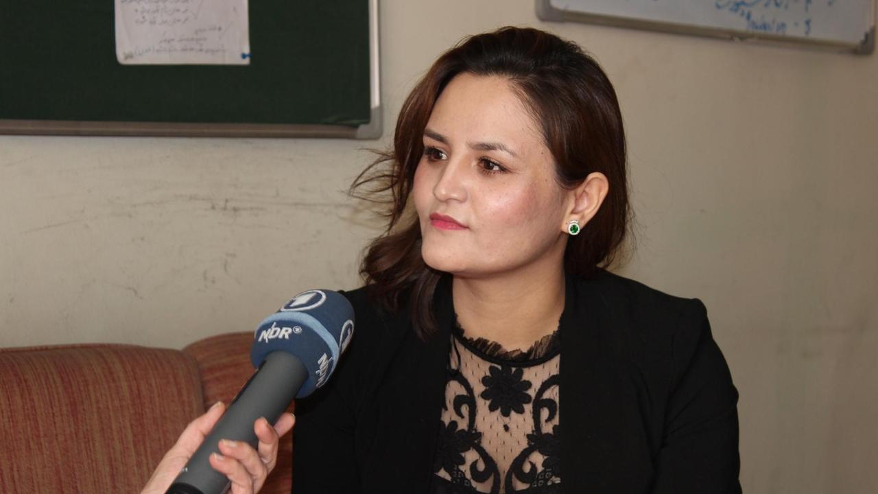 Lebt gegen den Willen ihrer Eltern in Kabul - Setara Hassan will Frauen in Afghanistan ins Rampenlicht stellen. Lebt gegen den Willen ihrer Eltern in Kabul - Setara Hassan will Frauen in Afghanistan ins Rampenlicht stellen.