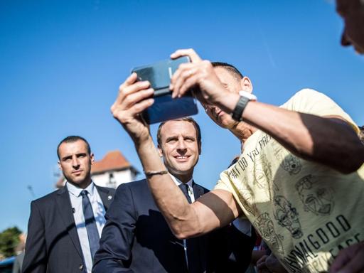 Der französische Präsident Emmanuel Macron (l.) hat seine Stimme bei der zweiten Runde der Parlamentswahl in Le Touquet am Ärmelkanal abgegeben. Anschließend machte er Fotos mit Anhängern.