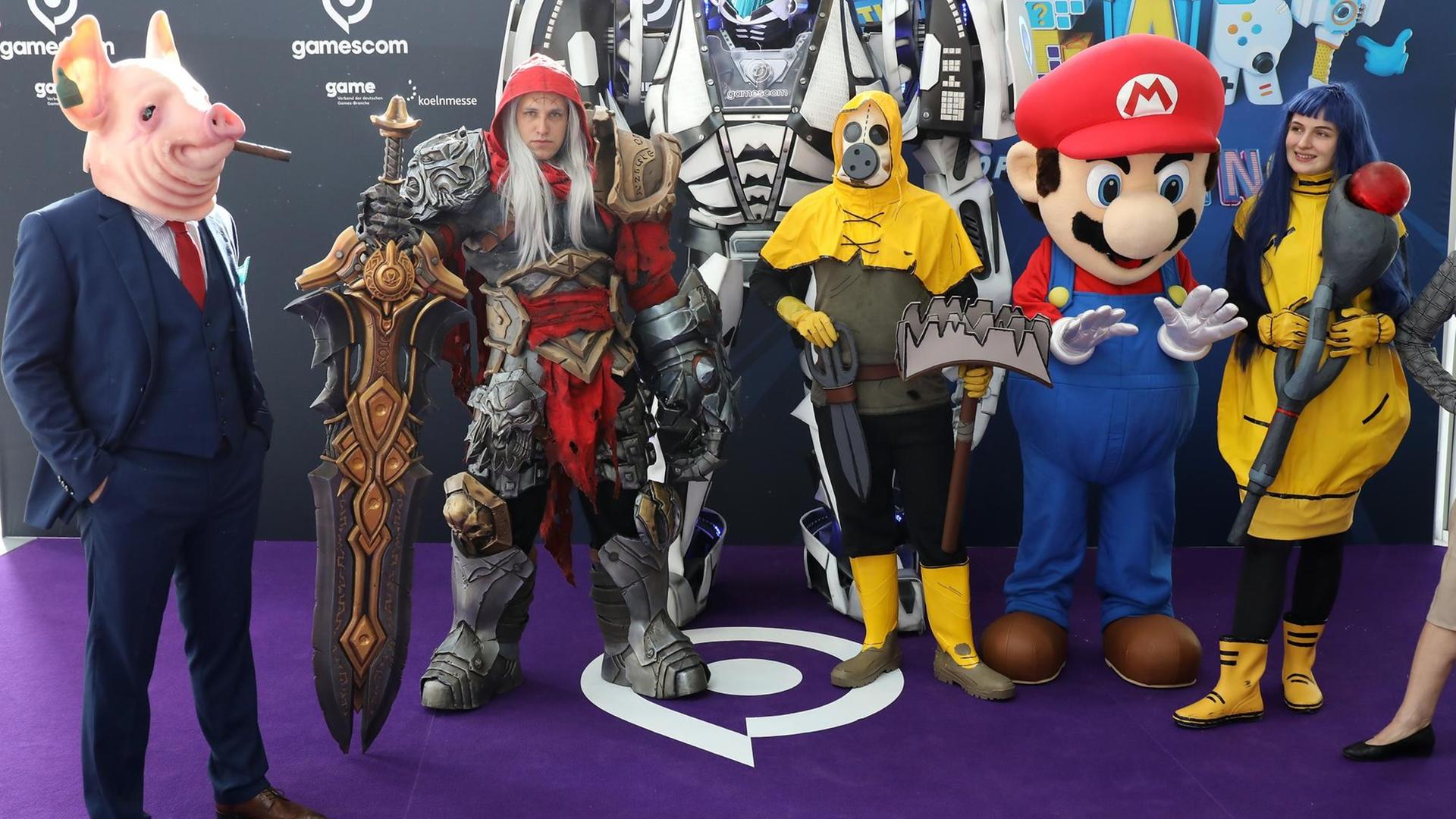 20.08.2019, Nordrhein-Westfalen, Köln: Figuren aus verschiedenen Computerspielen werden von Darstellern auf der Gamescom am Eingang gezeigt. Die Computerspiele-Messe Gamescom findet vom 20.08. bis 24.08.2019 in Köln statt. Foto: Oliver Berg/dpa | Verwendung weltweit 20.08.2019, Nordrhein-Westfalen, Köln: Figuren aus verschiedenen Computerspielen werden von Darstellern auf der Gamescom am Eingang gezeigt. Die Computerspiele-Messe Gamescom findet vom 20.08. bis 24.08.2019 in Köln statt. Foto: Oliver Berg/dpa | Verwendung weltweit