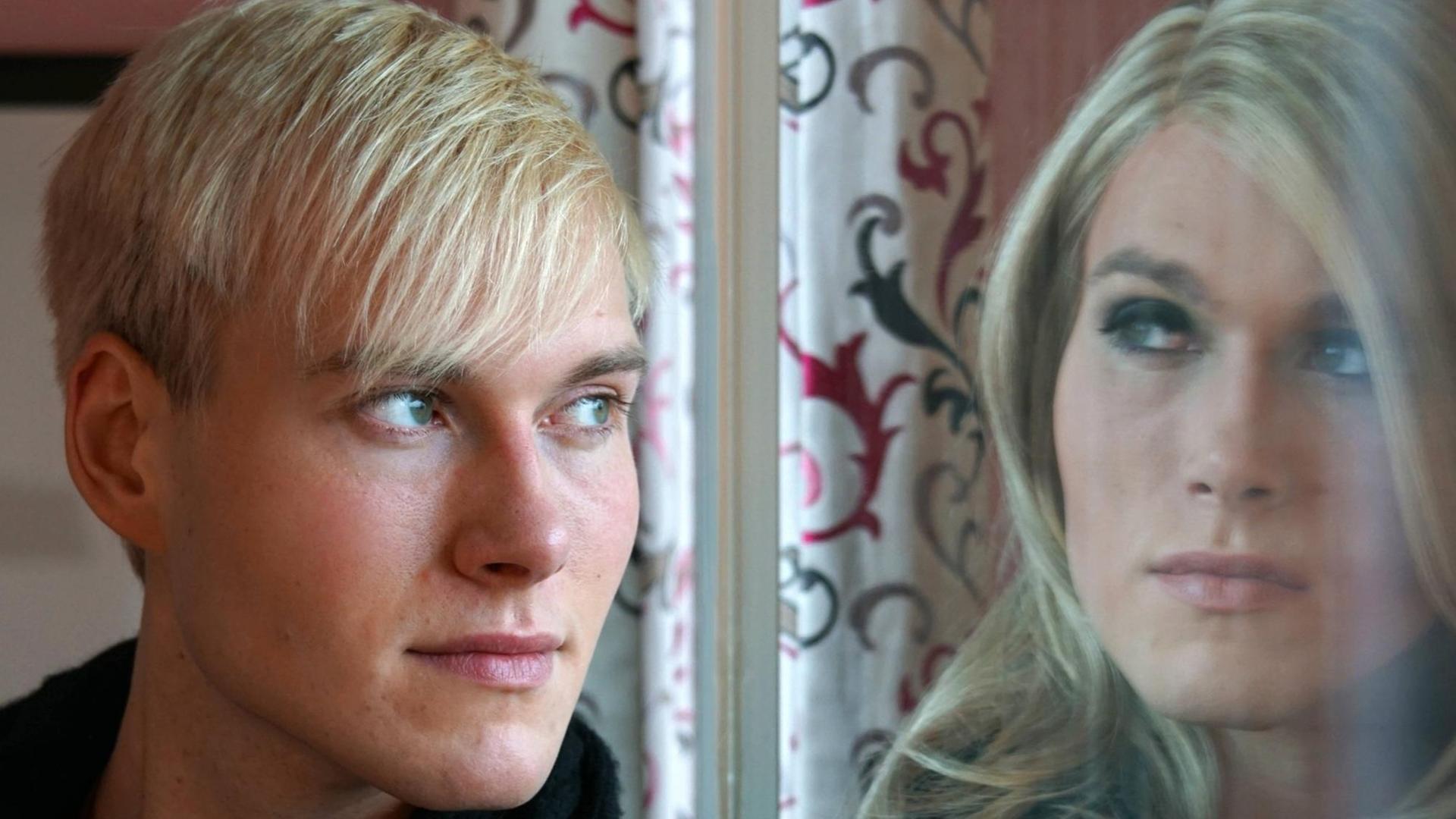 Symbolbild Transgender: Mann mit weiblichem Spiegelbild
