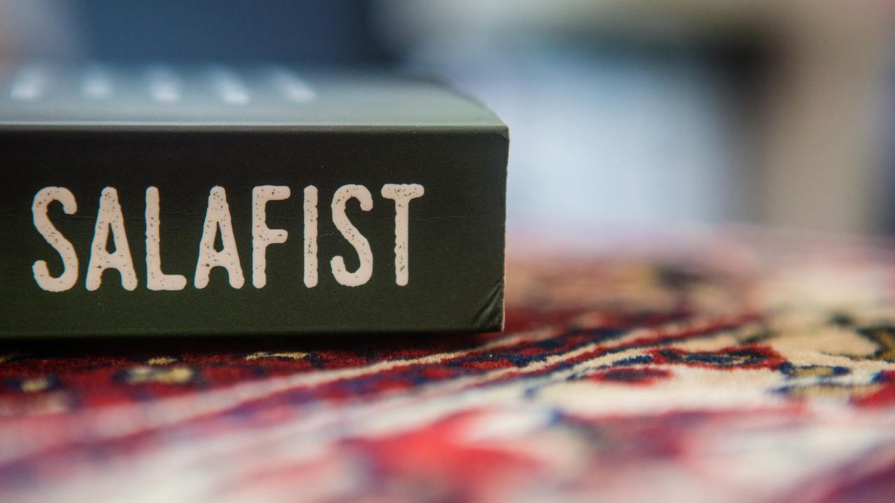 Das Wort "Salafist" steht auf einem Buch geschrieben. Das Wort "Salafist" steht auf einem Buch geschrieben.