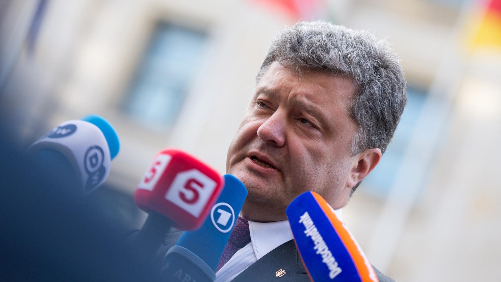 Pjotr Poroschenko gibt ein Interview. Pjotr Poroschenko gibt ein Interview.