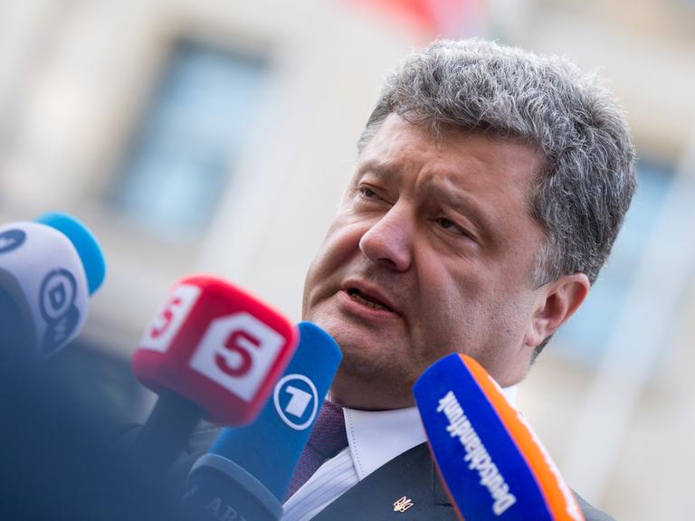 Pjotr Poroschenko gibt ein Interview.