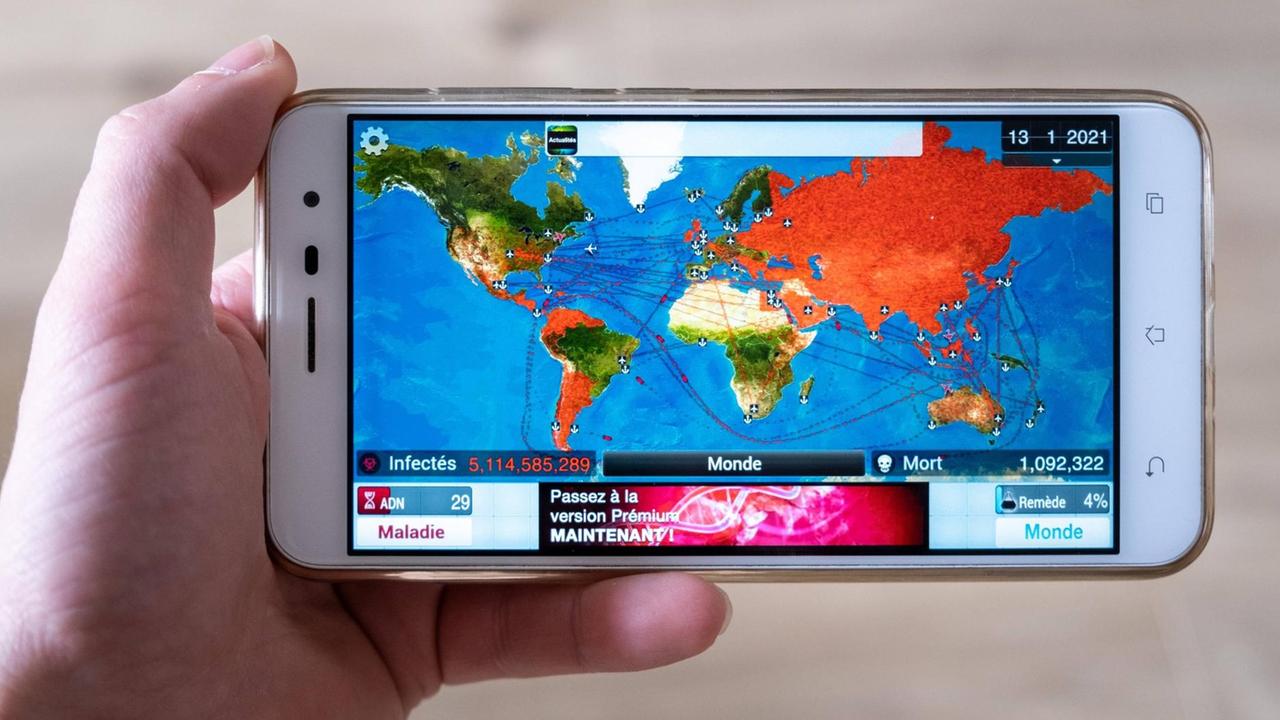 Auf einem Handy-Bildschirm ist in einem Spiel eine Weltkarte zu sehen, auf der Übertragungswege einer Seuche zu sehen sind.
