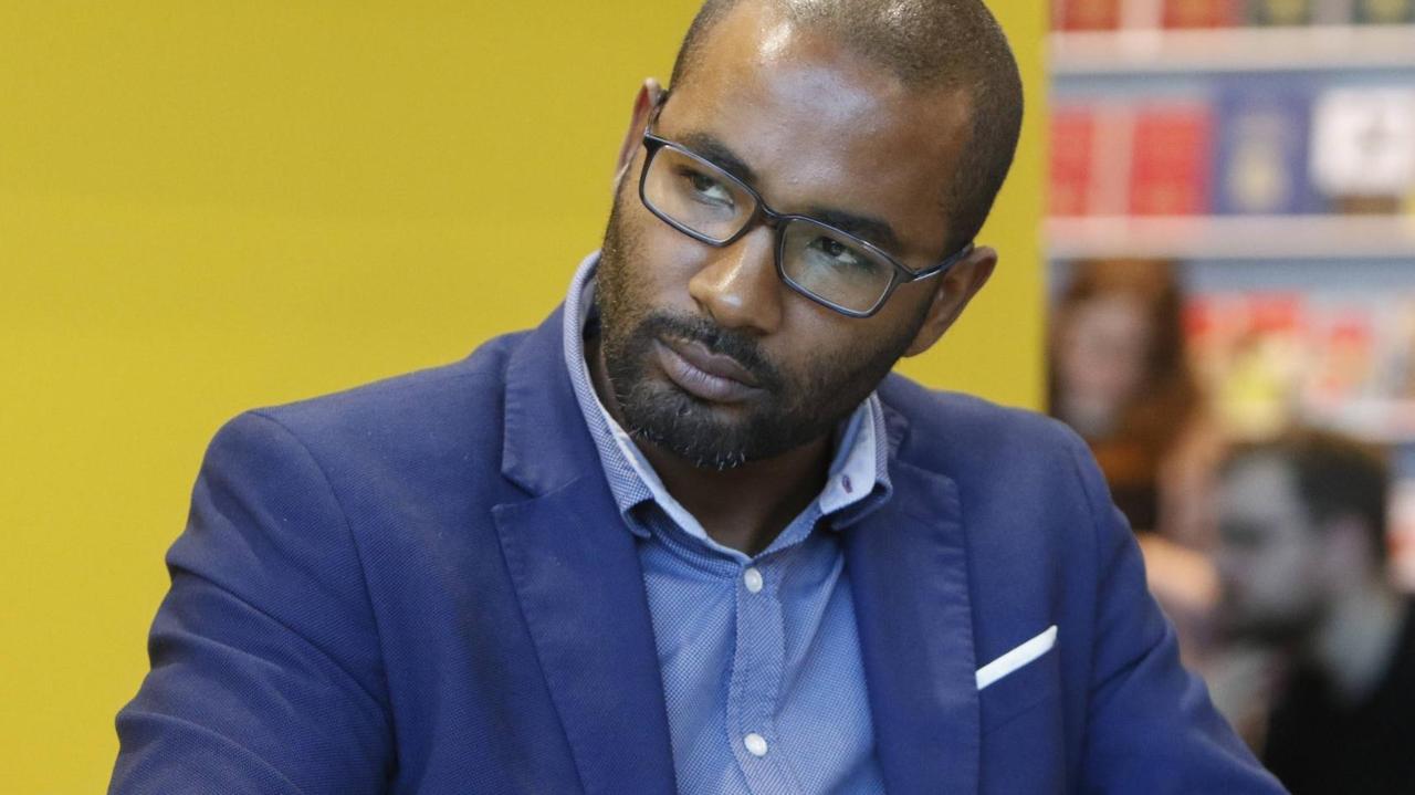 Cacau sitzt in einem Sessel und trägt einen blauen Anzug Cacau sitzt in einem Sessel und trägt einen blauen Anzug
