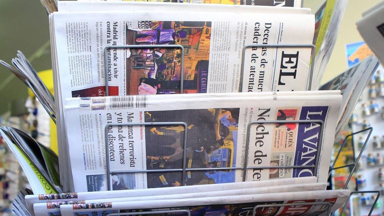 Tageszeitungen hängen in einem Zeitungsständer in einem spanischen Kiosk Tageszeitungen hängen in einem Zeitungsständer in einem spanischen Kiosk