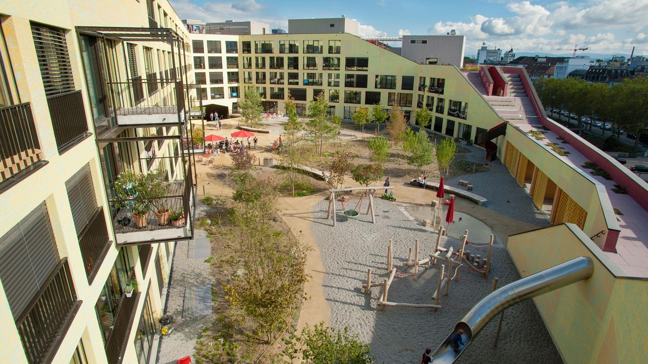 Auf dem Gelände der Kalkbreite-Genossenschaft in Zürich Auf dem Gelände der Kalkbreite-Genossenschaft in Zürich