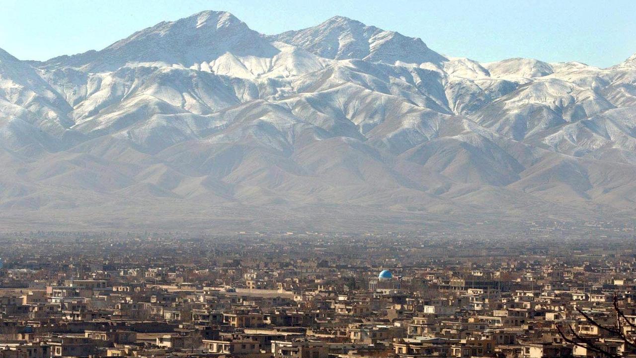 Kabul am Morgen. Im Hintergrund des Panoramas sind schneebedeckte Berge zu sehen.