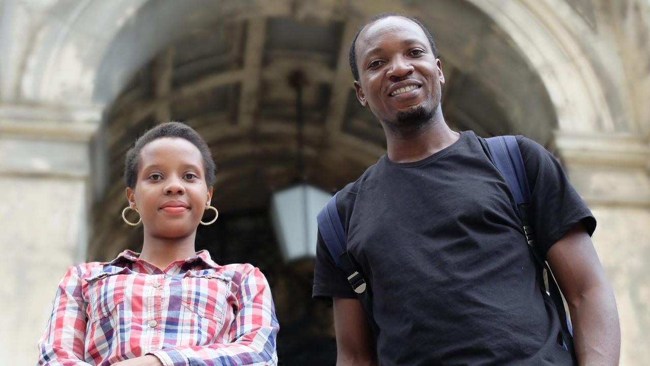 Die beiden tansanischen Trainees Erica Mela und Frank James Wajega vor dem Haupteingang des Naturkundemuseums. Die beiden tansanischen Trainees Erica Mela und Frank James Wajega vor dem Haupteingang des Naturkundemuseums.