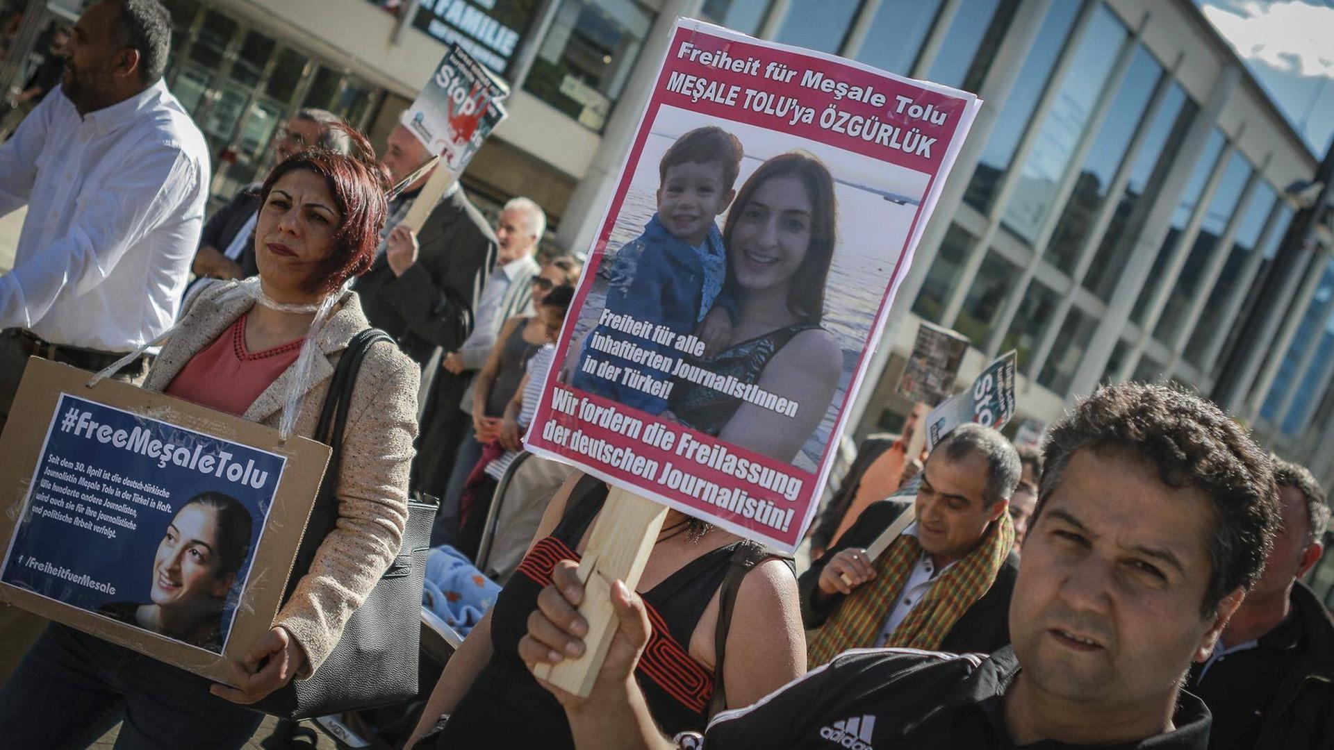 Auf einem Protestmarsch in Frankfurt fordern Menschen "Freiheit für Mesale Tolu". Auf einem Protestmarsch in Frankfurt fordern Menschen "Freiheit für Mesale Tolu".