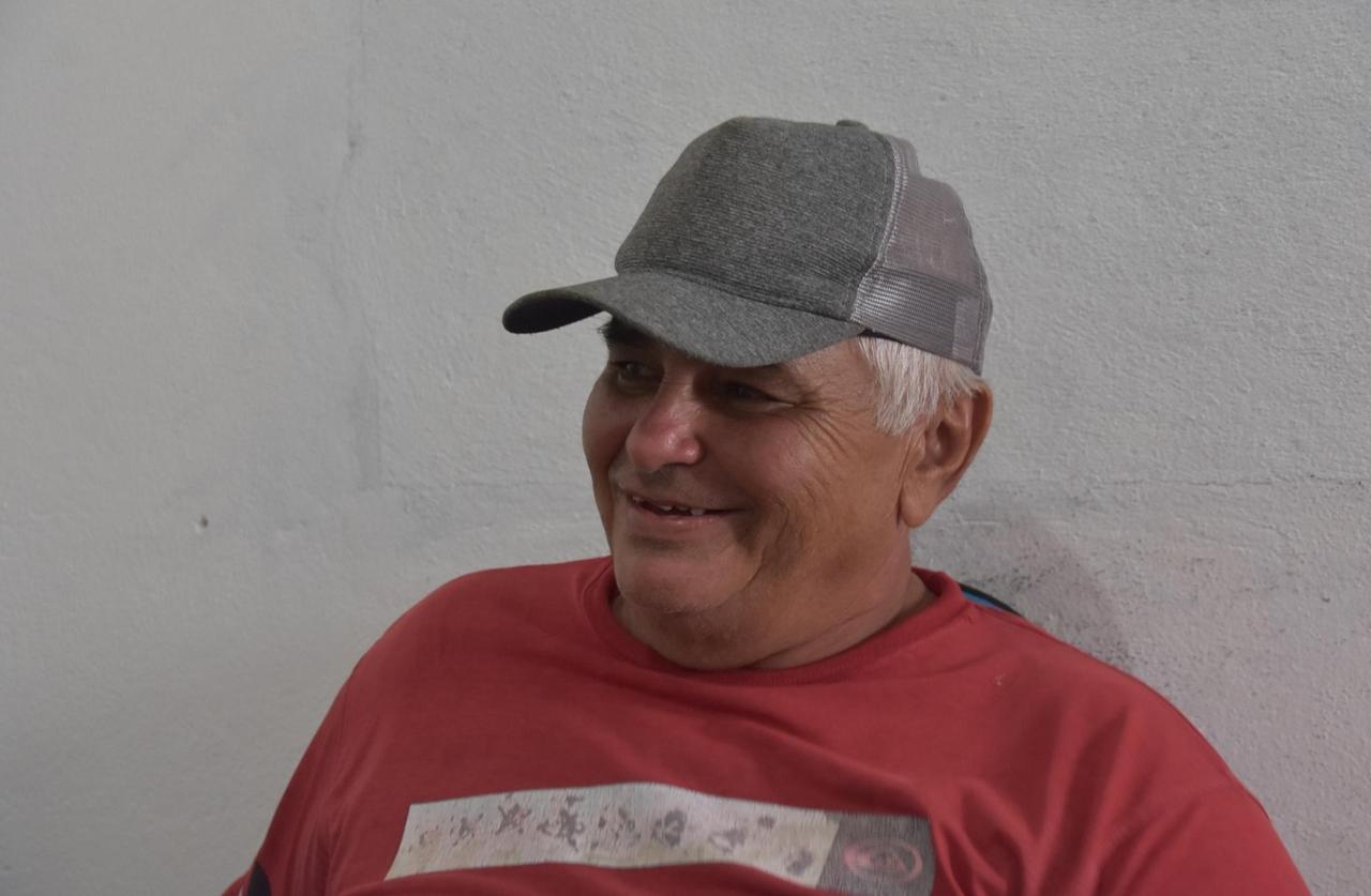 Mann mit Basecap, rotes T-Shirt Mann mit Basecap, rotes T-Shirt