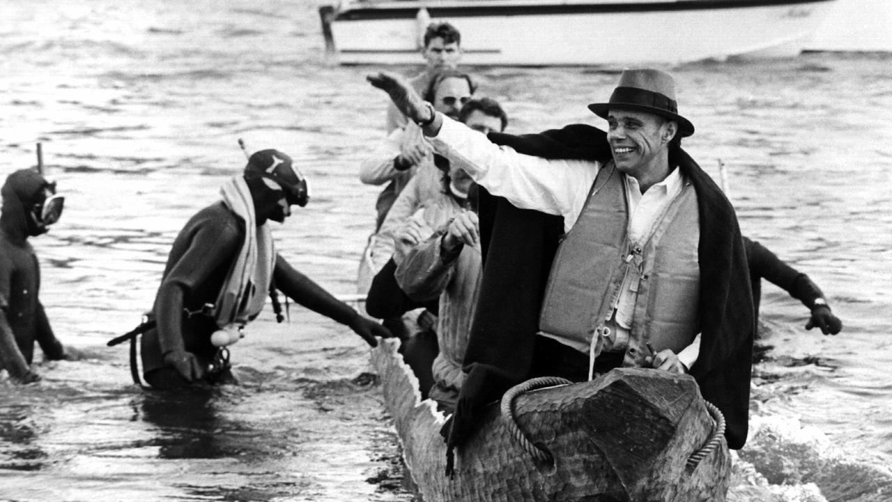 In einem acht Meter langen Einbaum seines Meisterschülers Anatol kehrt der Düsseldorfer Kunstprofessor Joseph Beuys am 20. Oktober 1973 symbolisch über den Rhein an die Kunstakademie in Düsseldorf zurück, die er aufgrund eines Beschlusses des nordrhein-westfälischen Wissenschaftsministers Rau hatte verlassen müssen. In einem acht Meter langen Einbaum seines Meisterschülers Anatol kehrt der Düsseldorfer Kunstprofessor Joseph Beuys am 20. Oktober 1973 symbolisch über den Rhein an die Kunstakademie in Düsseldorf zurück, die er aufgrund eines Beschlusses des nordrhein-westfälischen Wissenschaftsministers Rau hatte verlassen müssen.