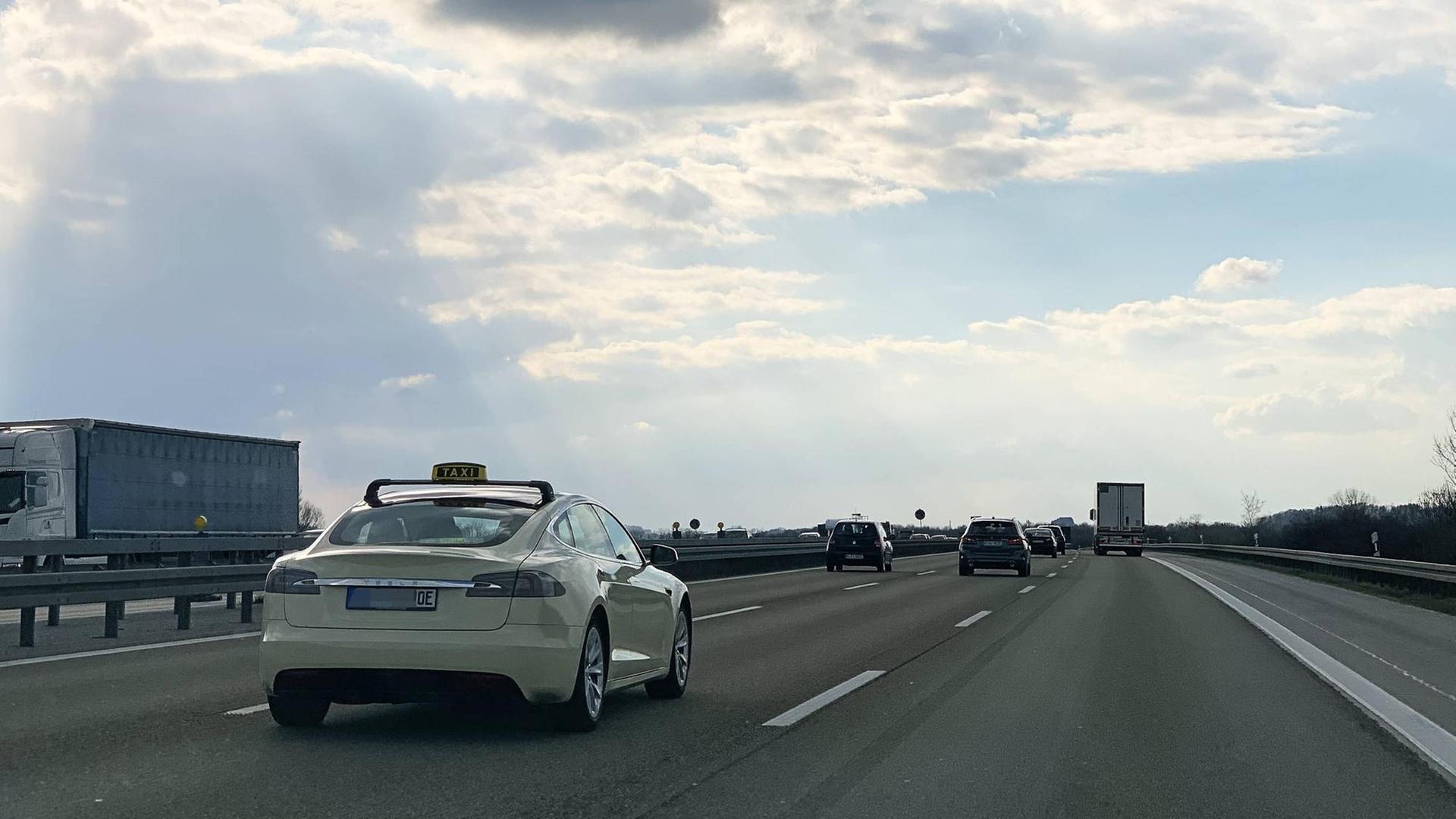 Tesla Model S: ein Taxi in München, aufgenommen im März 2019 Tesla Model S: ein Taxi in München, aufgenommen im März 2019