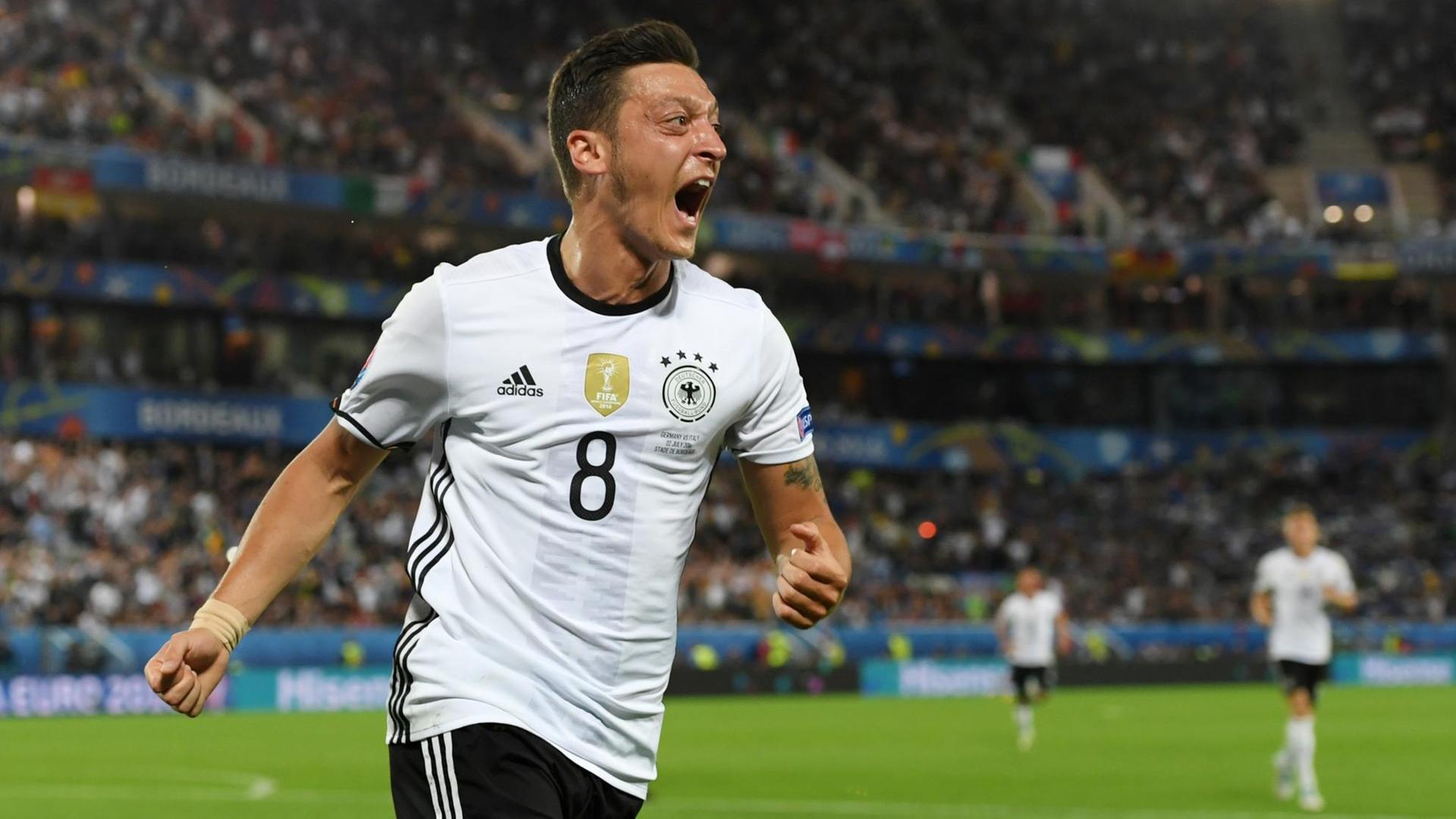 Mesut Özil feiert sein Tor zum 1-0 im EM-Viertelfinale 2016 gegen Italien. Mesut Özil feiert sein Tor zum 1-0 im EM-Viertelfinale 2016 gegen Italien.