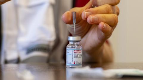 Eine Dosis Impfstoff wird vorbereitet, um Senioren in einem Pflegheim gegen Corona zu impfen.