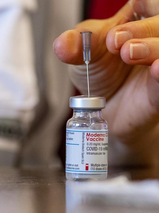 Eine Dosis Impfstoff wird vorbereitet, um Senioren in einem Pflegheim gegen Corona zu impfen.