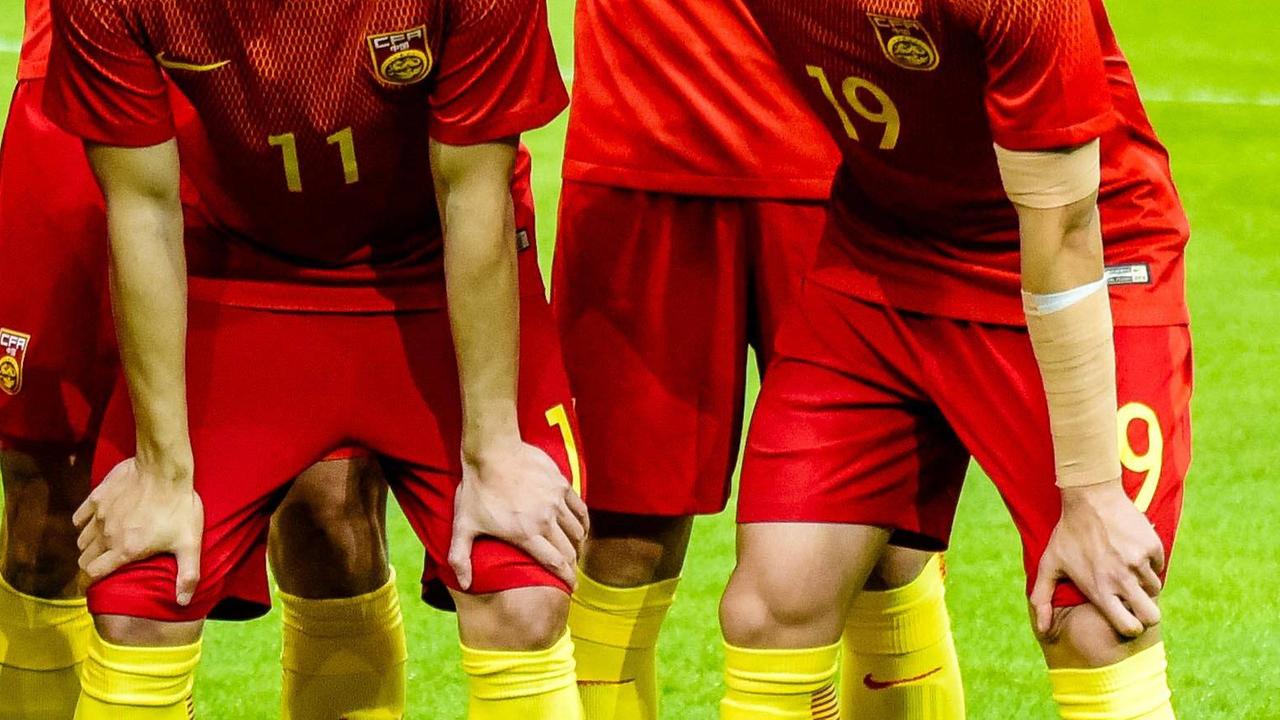 Chinas Nationalspieler Dabao Yu trägt eine hautfarbene Armbinde, um seine Tätowierung abzudecken.