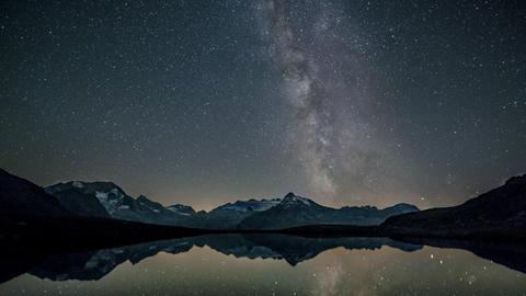 Sternenhimmel im Zillertal, der Himmel spiegelt sich in einem Bergsee