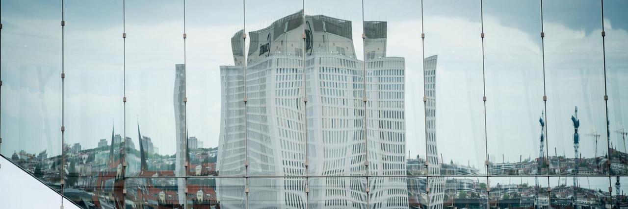 Die Universitätsklinik Charite mit dem Bettenhaus spiegelt sich in einer Bürohausfassade in Berlin-Mitte. Die Universitätsklinik Charite mit dem Bettenhaus spiegelt sich in einer Bürohausfassade in Berlin-Mitte.