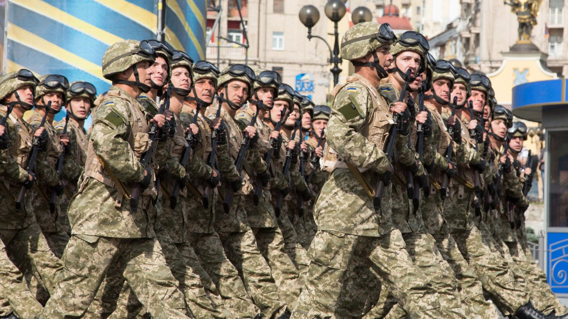 Bei den offiziellen Feierlichkeiten zum Unabhängigkeitstag marschieren Soldaten, die aktiv an den Kämpfen in der Ost-Ukraine teilnehmen, während der Parade am 24.08.2014 auf dem Maidan-Platz in Kiew (Ukraine) auf. Bei den offiziellen Feierlichkeiten zum Unabhängigkeitstag marschieren Soldaten, die aktiv an den Kämpfen in der Ost-Ukraine teilnehmen, während der Parade am 24.08.2014 auf dem Maidan-Platz in Kiew (Ukraine) auf.