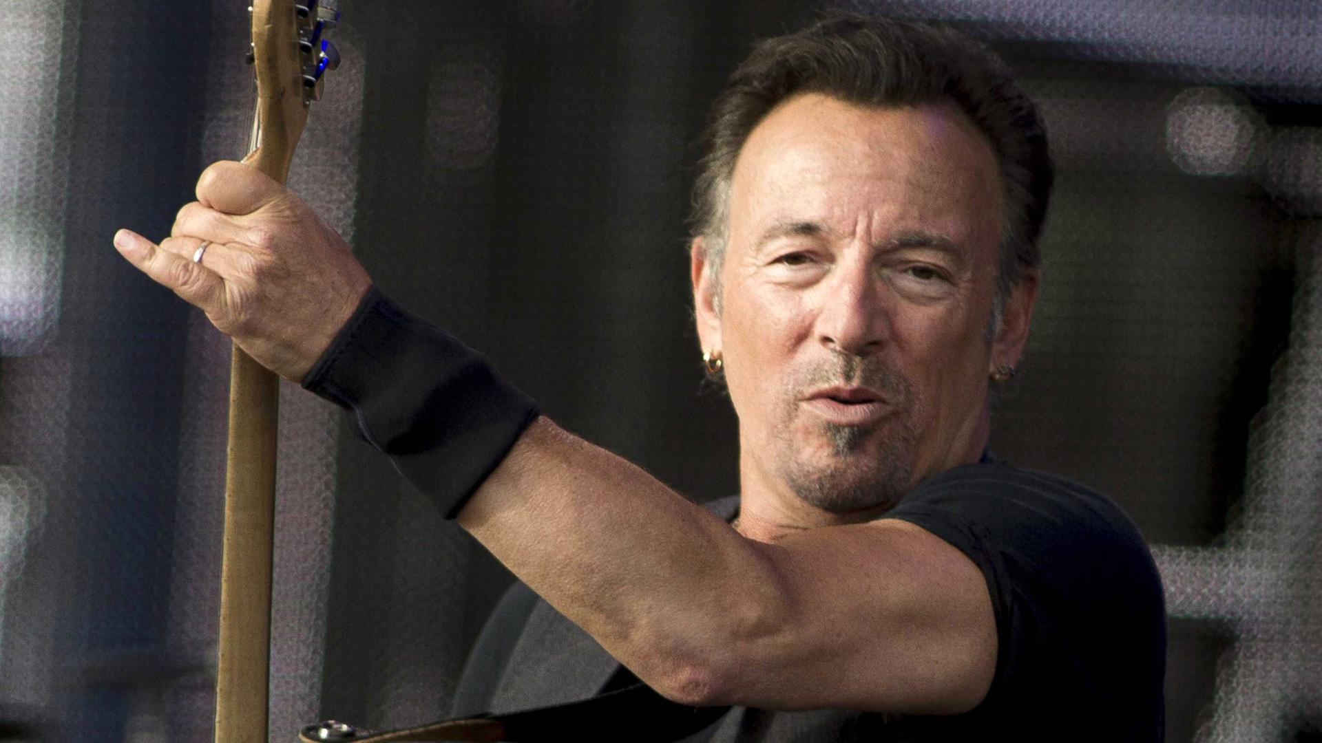 US-Sänger Bruce Springsteen beim Konzert auf seiner "The River Tour" in Den Haag im Juni 2016 US-Sänger Bruce Springsteen beim Konzert auf seiner "The River Tour" in Den Haag im Juni 2016