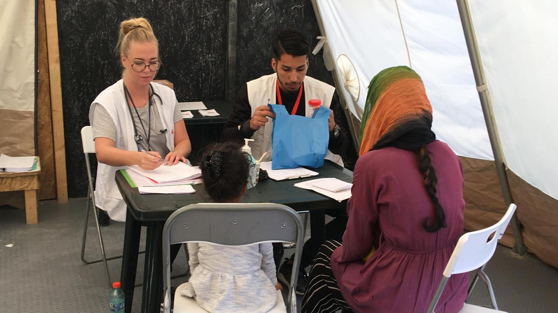 In der Kinderklinik der Ärzte ohne Grenzen auf Lesbos werden rund 100 Kinder am Tag untersucht. In der Kinderklinik der Ärzte ohne Grenzen auf Lesbos werden rund 100 Kinder am Tag untersucht.
