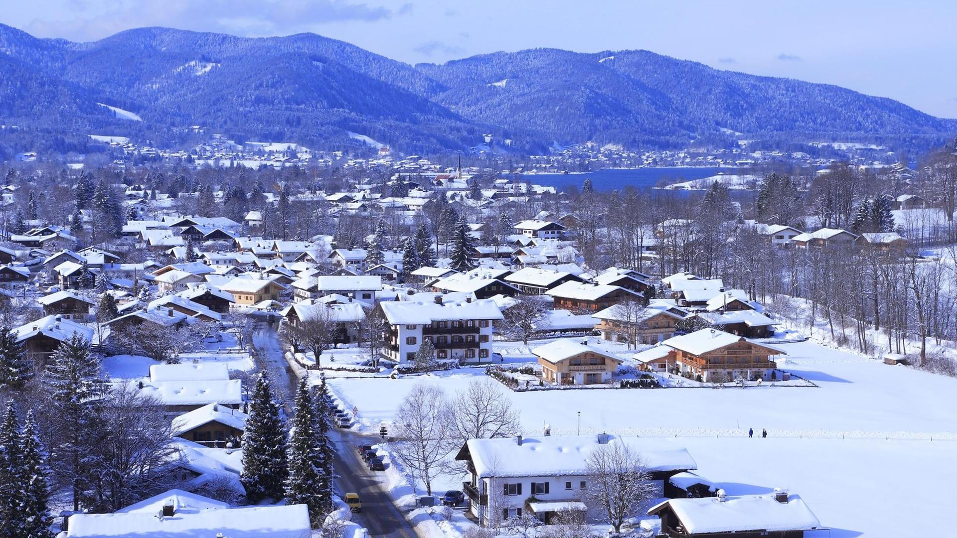 Luftaufnahme des winterlich verschneiten Rottach-Egern mit Blick auf den Tegernsee und den Ort Bad Wiessee im Bildhintergrund. Luftaufnahme des winterlich verschneiten Rottach-Egern mit Blick auf den Tegernsee und den Ort Bad Wiessee im Bildhintergrund.