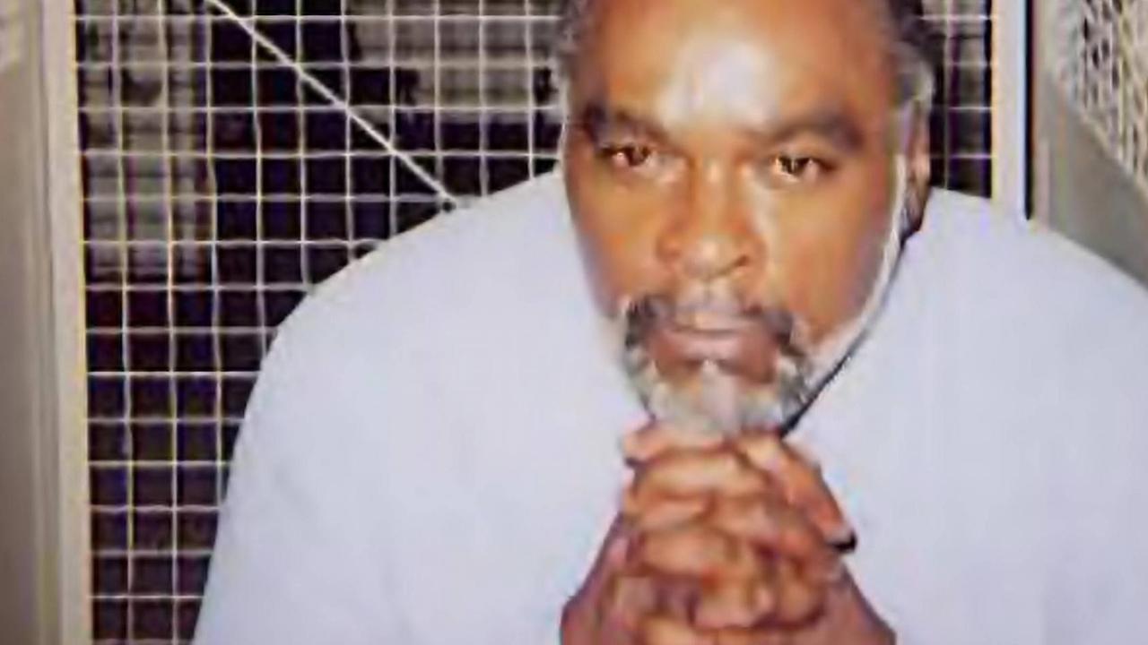 Stanley "Tookie" Williams sitzt mit gefalteten Händen in einer Gefängniszelle. Stanley "Tookie" Williams sitzt mit gefalteten Händen in einer Gefängniszelle.
