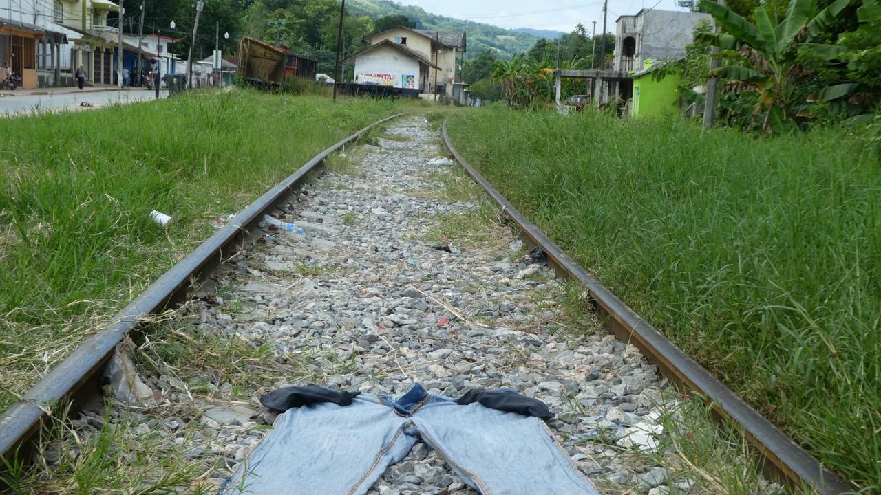 Die Gleise des Güterzuges "La Bestia" in Salto de Agua. Der Zug kommt immer ohne Vorwarnung. Die Gleise des Güterzuges "La Bestia" in Salto de Agua. Der Zug kommt immer ohne Vorwarnung.