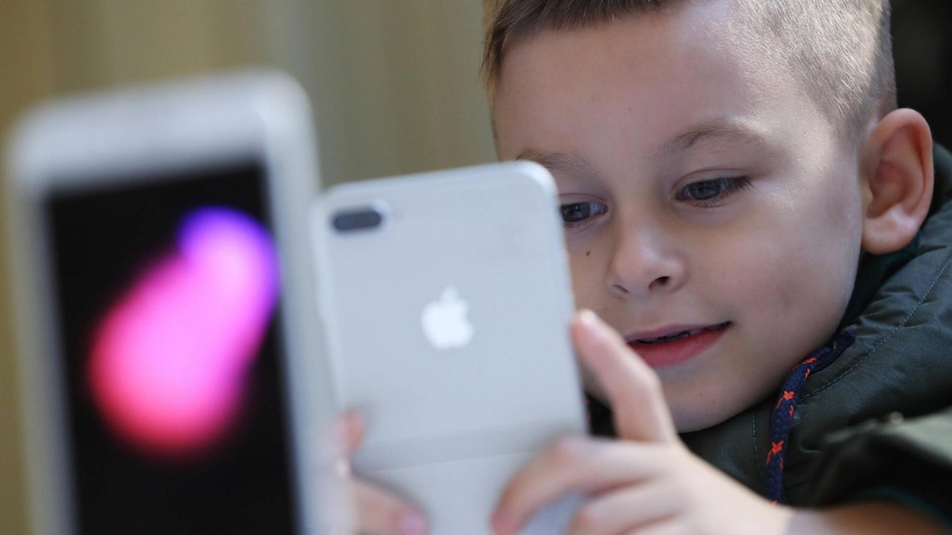 Ein russischer Junge blickt auf sein Smartphone Ein russischer Junge blickt auf sein Smartphone