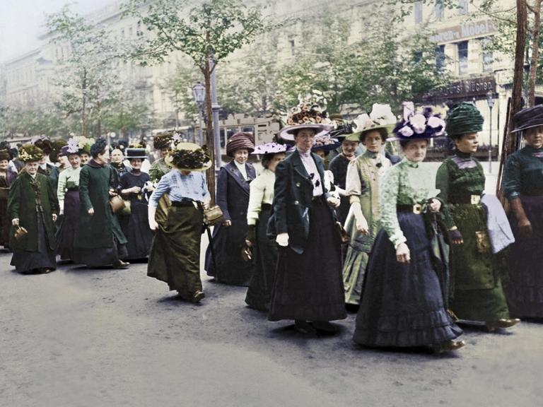 Eine Gruppe von Demonstrantinnen für das Frauen-Wahlrecht im Mai 1912 in Berlin auf dem Weg zum Versammlungsort. | Foto Gebr. Haeckel / picture alliance; digital koloriert