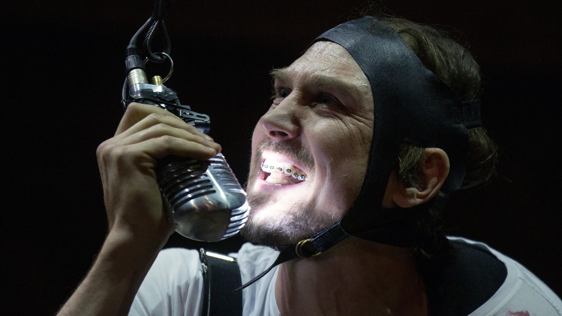 Der Schauspieler Lars Eidinger spielt am 04.02.2015 in der Schaubühne in Berlin in einer Fotoprobe als Richard III. eine Szene aus dem gleichnamigen Theaterstück von William Shakespeare. Regie führt Thomas Ostermeier. Der Schauspieler Lars Eidinger spielt am 04.02.2015 in der Schaubühne in Berlin in einer Fotoprobe als Richard III. eine Szene aus dem gleichnamigen Theaterstück von William Shakespeare. Regie führt Thomas Ostermeier.