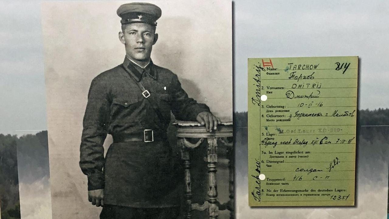 Eine Bild des sowjetischen Soldaten Dmitrij Tarchow und die Personalkater aus dem Kriegsfefangenenlager Wietzendorf sind im Rahmen der Ausstelung "Erinnerungsbrücke, Rückkehr nach Hause" in Perm zu sehen. Eine Bild des sowjetischen Soldaten Dmitrij Tarchow und die Personalkater aus dem Kriegsfefangenenlager Wietzendorf sind im Rahmen der Ausstelung "Erinnerungsbrücke, Rückkehr nach Hause" in Perm zu sehen.