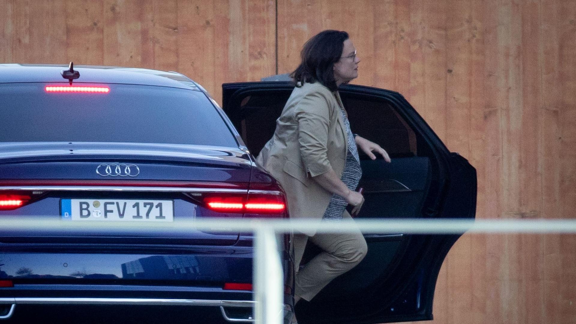 18.09.2018, Berlin: Andrea Nahles, Fraktionsvorsitzende und SPD-Parteivorsitzende, geht in das Bundeskanzleramt. Im Streit um Verfassungsschutz-Präsident Maaßen beraten am Nachmittag die Spitzen der Großen Koalition. 18.09.2018, Berlin: Andrea Nahles, Fraktionsvorsitzende und SPD-Parteivorsitzende, geht in das Bundeskanzleramt. Im Streit um Verfassungsschutz-Präsident Maaßen beraten am Nachmittag die Spitzen der Großen Koalition.
