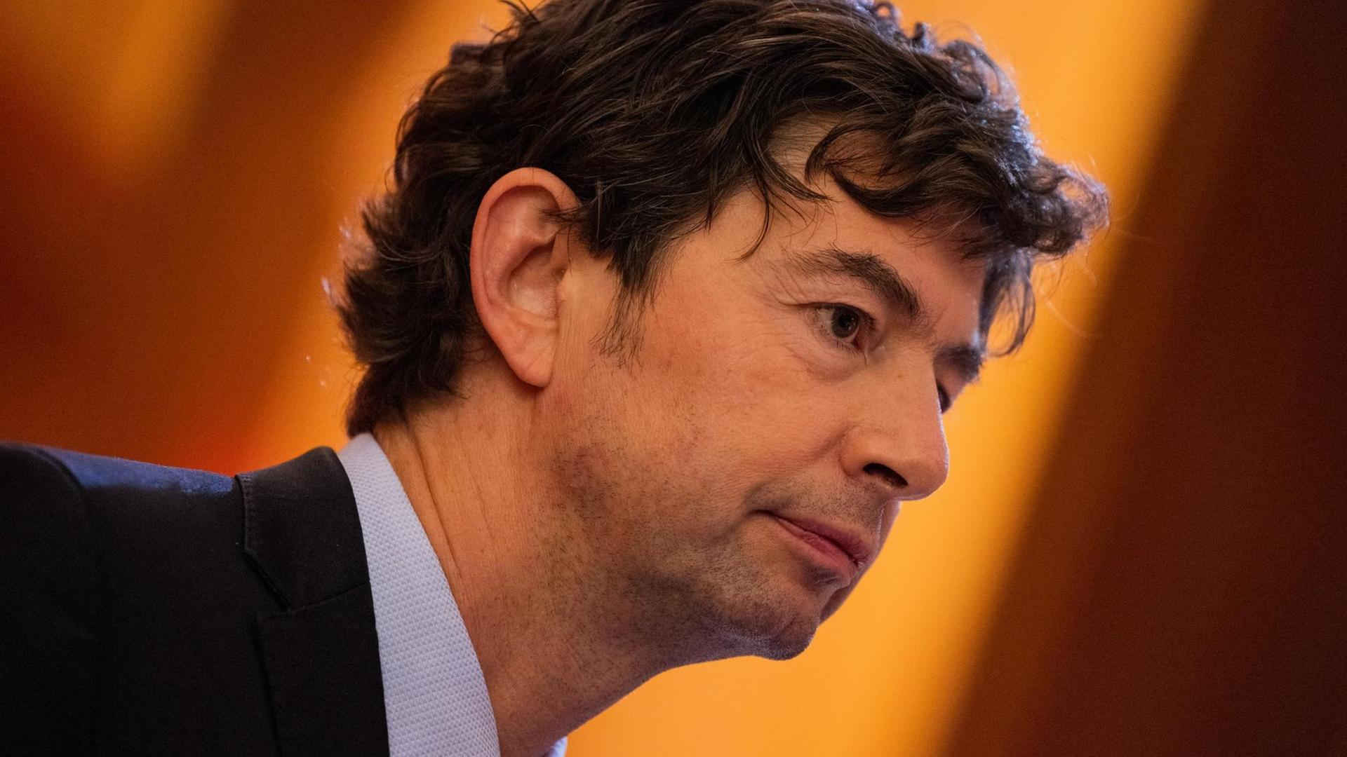 Der Virologe Christian Drosten vor der Verleihung des Hanns-Joachim-Friedrichs-Preises 2021. Der Virologe Christian Drosten vor der Verleihung des Hanns-Joachim-Friedrichs-Preises 2021.