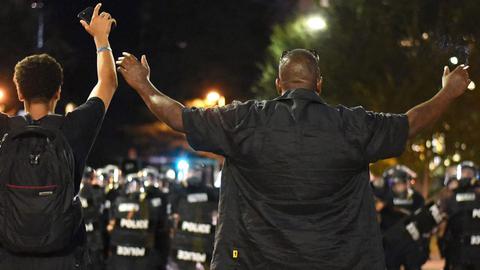 Protestierer mit erhobenen Händen stellen sich Polizisten entgegen: In Charlotte im US-Bundesstaat North Carolina hatten Polizeibeamte am 21. September 2016 den Afroamerikaner Keith Lamonth Scott erschossen.