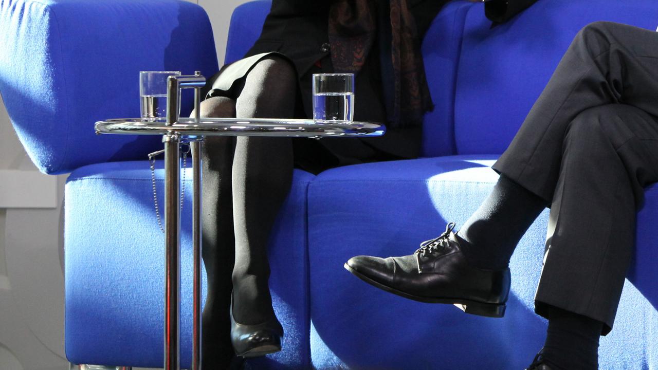 Die Beine der Schriftstellerin Ursula Krechel und von ZDF-Moderator Wolfgang Herles beim Gespräch auf dem Blauen Sofa der Buchmesse