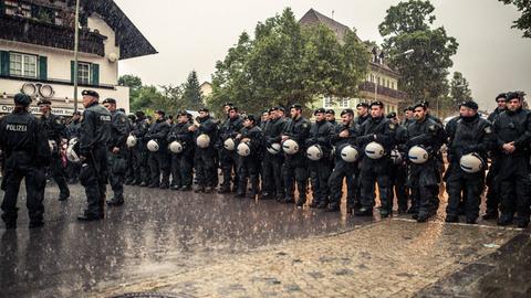 Polizisten stehen bei einer G7-Demonstration in Garmisch-Partenkirchen.
