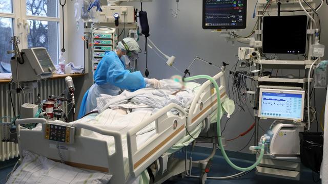 Im Infektionszimmer für Covid-19-Patienten auf der Interdisziplinären internistischen Intensivtherapiestation (ITS) der Universitätsmedizin Rostock pflegt Uta Kautz einen Patienten im künstlichen Koma. Für die Mitarbeiter auf der Intensivstation ist nicht nur der psychische Druck groß, sondern auch die körperliche Belastung bei der Versorgung der Patienten.