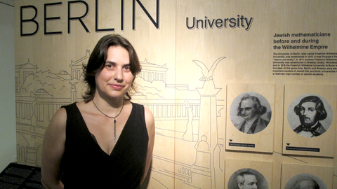 Ruti Ungar, Projektleiterin der Ausstellung "Transcending Tradition", steht in der Schau im Diaspora-Museum in Tel Aviv.