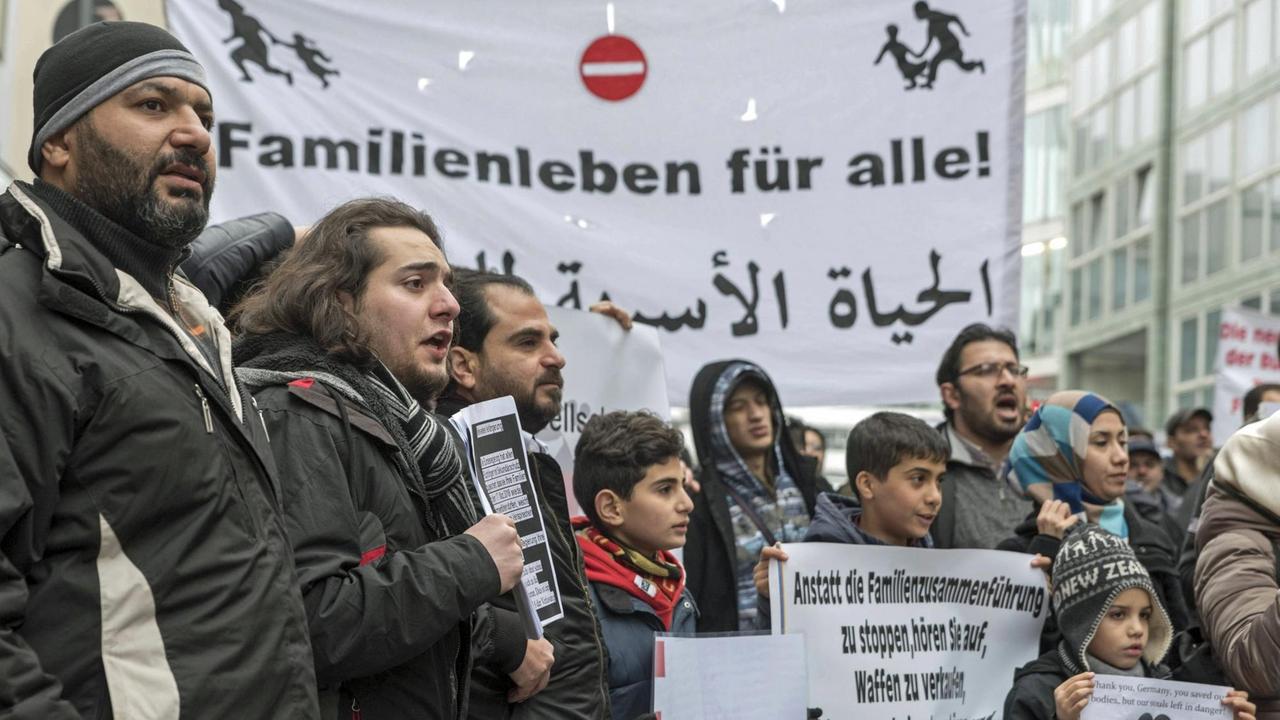 In Berlin lebende Flüchtlinge demonstrieren in Berlin für den Familiennachzug
