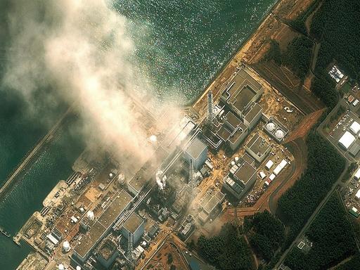 Rauchwolke über Fukushima Daiichi am 14. März 2011