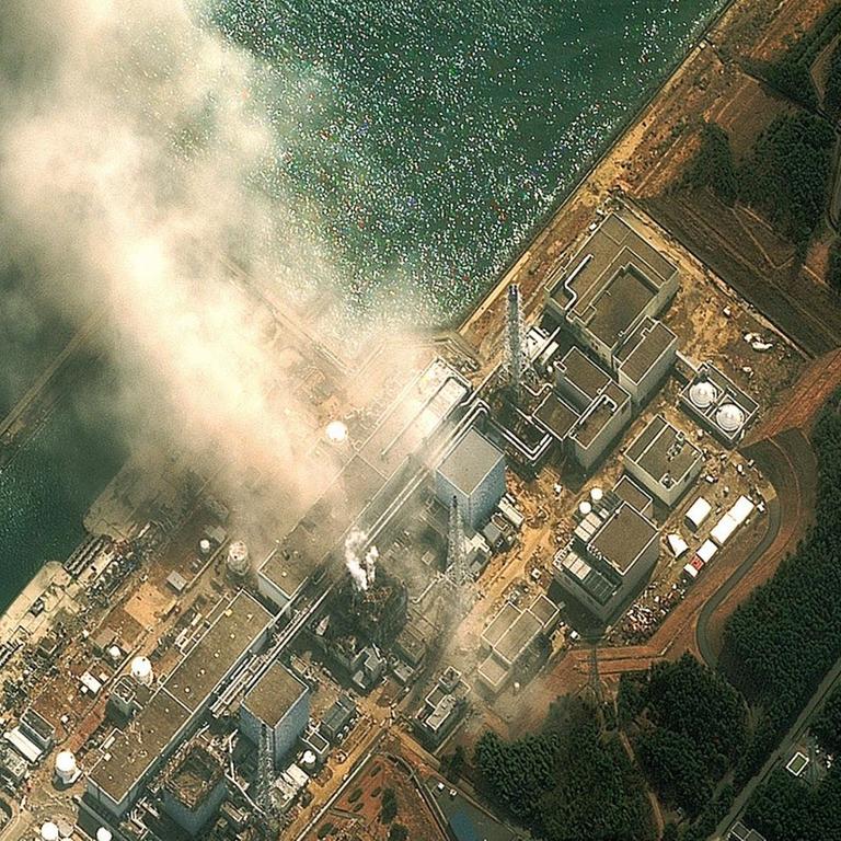 Rauchwolke über Fukushima Daiichi am 14. März 2011