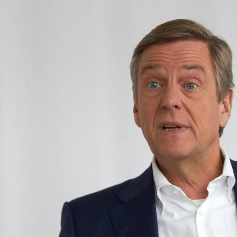 Der "heute-journal"-Moderator Claus Kleber spricht am 20.12.2017 im ZDF-"heute"-Studio in Mainz (Rheinland-Pfalz) bei einem Interview. Foto: Thomas Frey/dpa