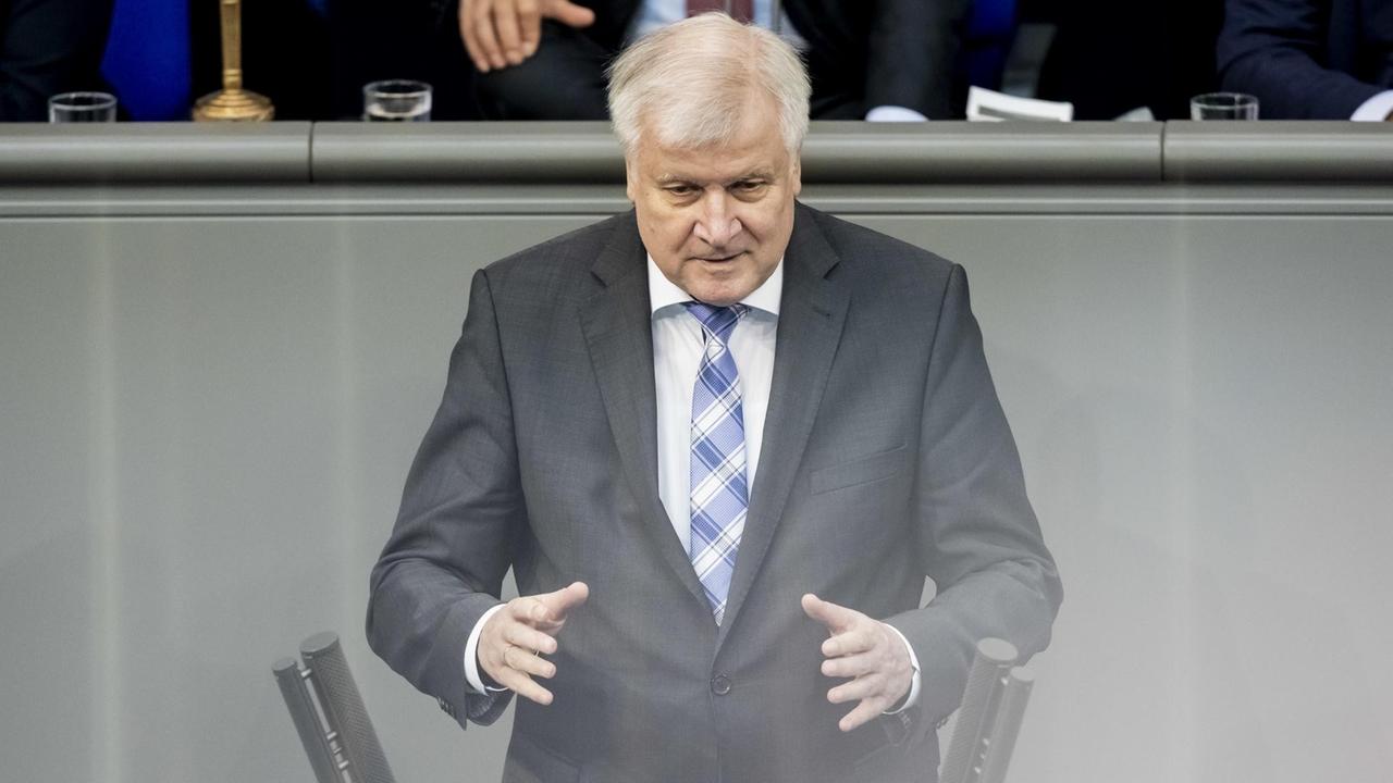 Bundesinnenminister Seehofer wirbt im Bundestag für Zustimmung zum Fachkräfte-Einwanderungsgesetz