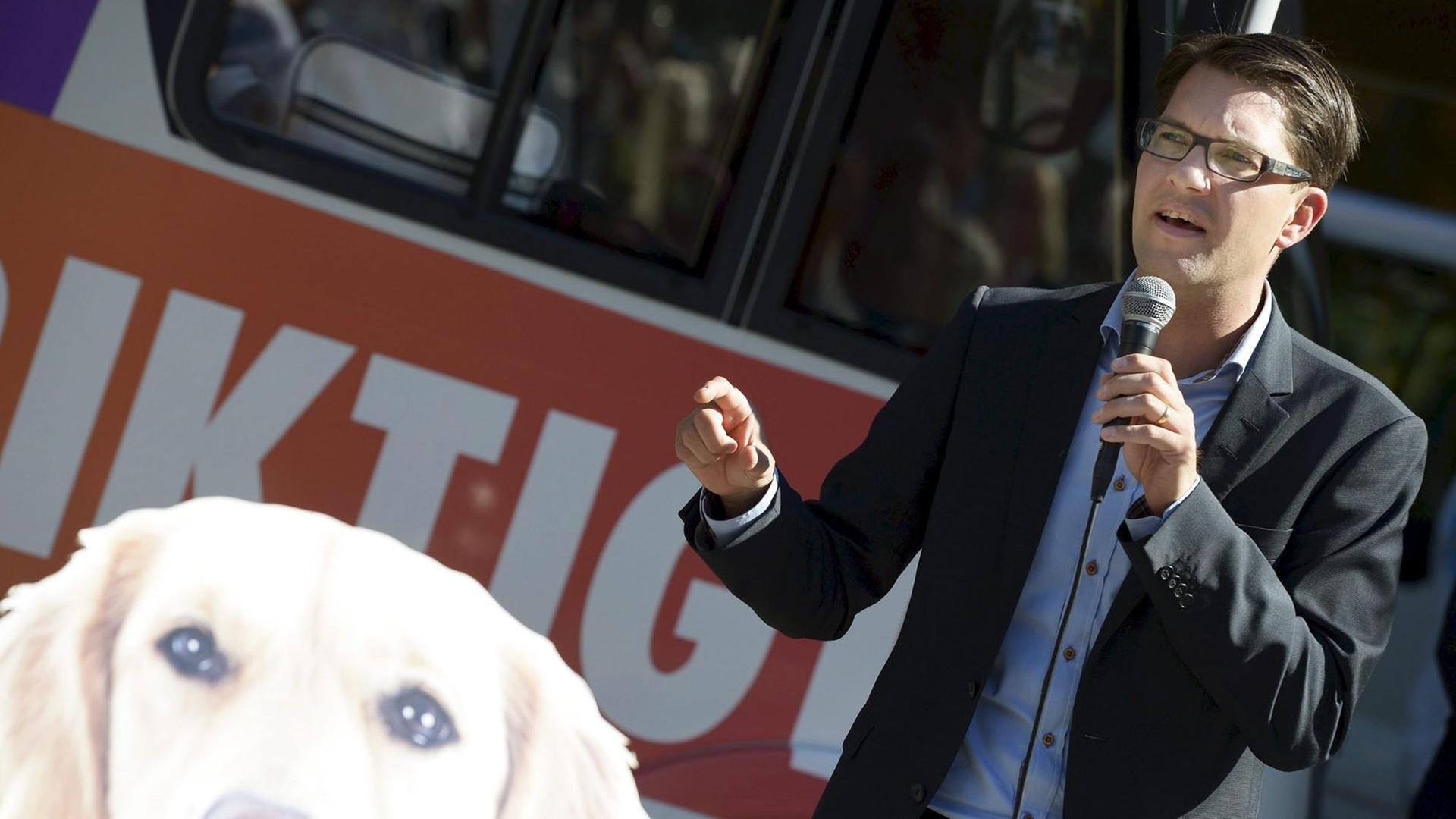 Der Vorsitzende der rechtspopulistischen Schwedendemokraten, Jimmie Åkesson, bei einem Wahlkampfauftritt am 4. September. Der Vorsitzende der rechtspopulistischen Schwedendemokraten, Jimmie Åkesson, bei einem Wahlkampfauftritt am 4. September.