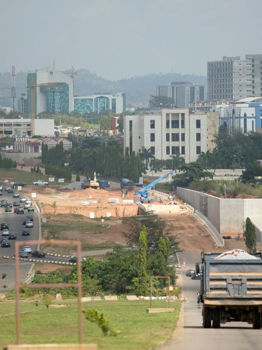 Eine neu gebaute Straße vom Flughafen führt am 02.11.2012 ins Zentrum von Abuja in Nigeria.